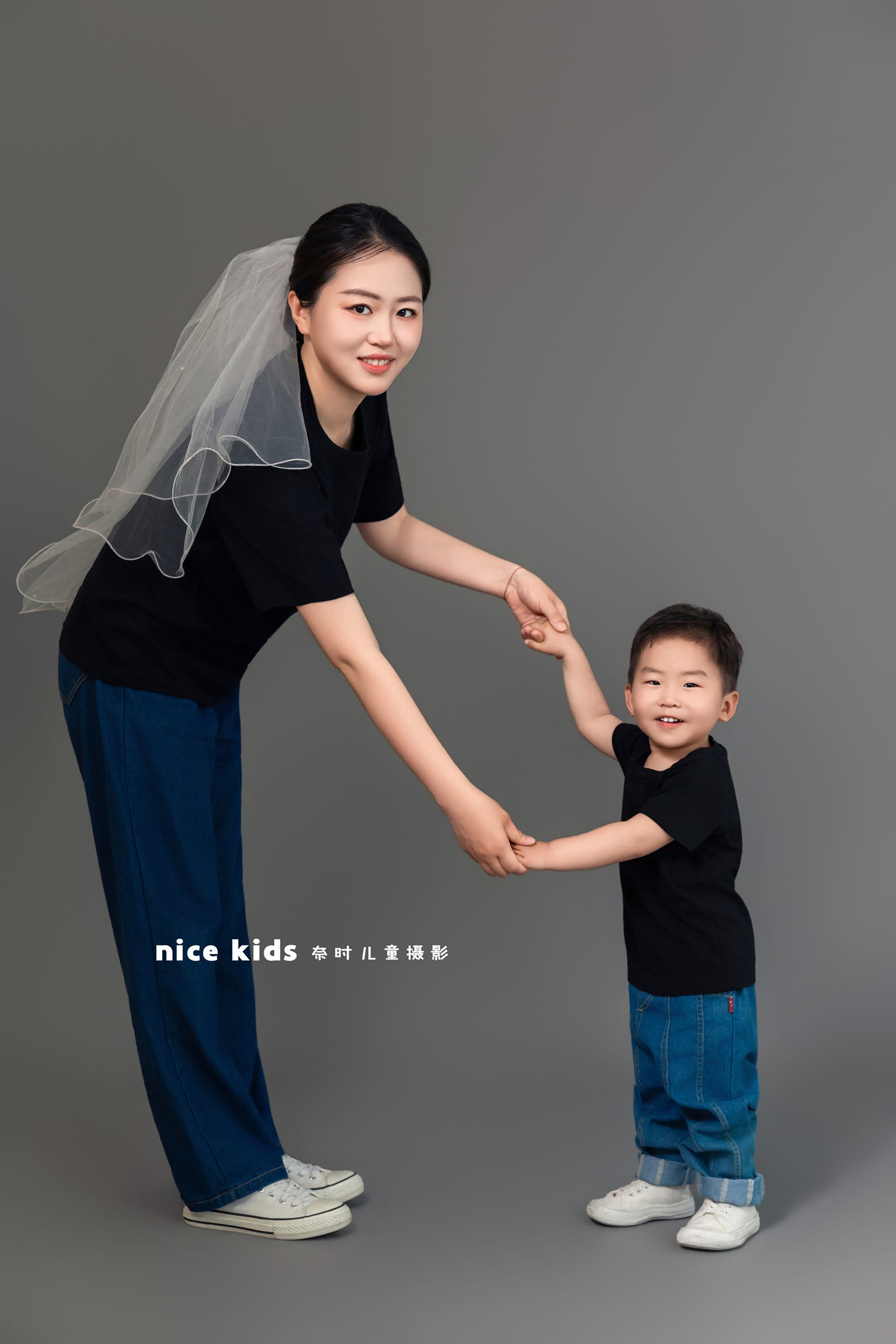 简约黑t亲子合影 苏州奈时儿童摄影